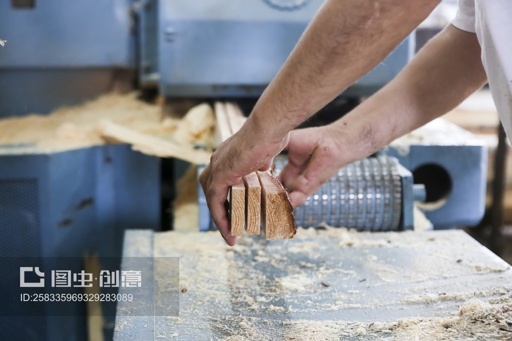 在希臘的一家木工工廠,工匠們切割了一塊木頭。Craftsmen cut a piece of wood at a woodworking factory in Greece
